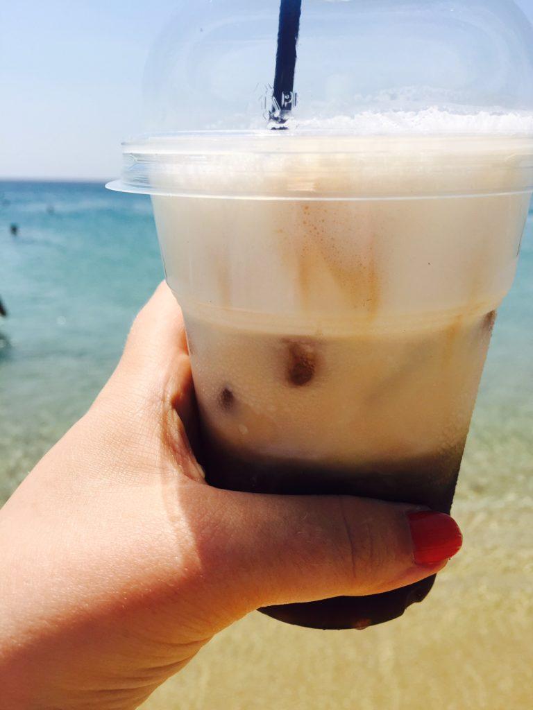 Om door te gaan naar het strand met een cappuccino frappe en te relaxen.