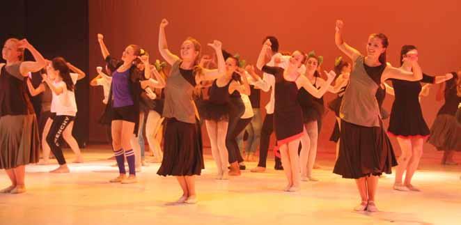 6. Jaarlijkse Dansvoorstelling Ieder schooljaar brengen wij een grote dansvoorstelling in de Stadsschouwburg van Sint Niklaas.