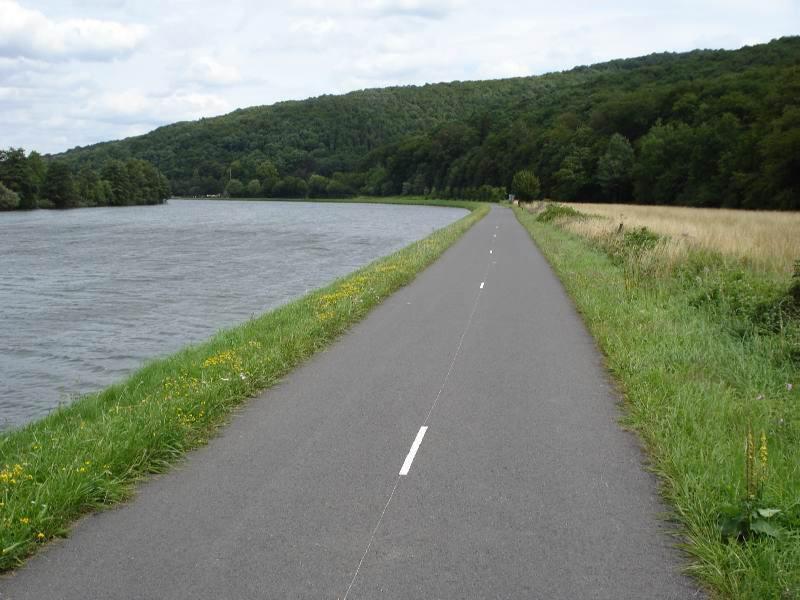 Deze weg gaat verder over in een prachtige fietsweg (niet toegankelijk voor auto's). Het is de 'voie verte Trans-Ardennes'.