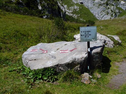 We kijken er tegen de 2241m hoge Frischenkofel aan, de Cellon genoemd in het Italiaans. Eenmaal hoger op de berghelling loont het ook de moeite om af en toe eens achterom te kijken.