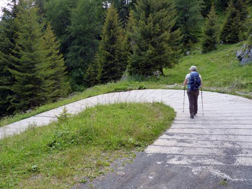 (Daar niet per abuis rechts aan langs lopen, dat gaat tot diep in het dal omlaag zodat je later weer een zware klim omhoog naar de Pass moet maken).