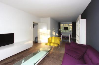 67, ruime en zonnige woonkamer met eiken laminaatvloer en glasvliesbehang op de wanden. Keuken: 2.98 x 1.