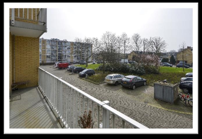 Balkon 2 Zeer ruim balkon gelegen op het zuid-westen en is toegankelijk via de woonkamer. Dit balkon strekt zich uit over de gehele breedte van de woning, waardoor u heerlijk kunt genieten van de zon.