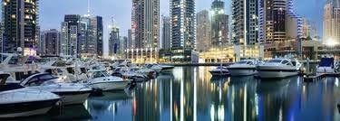 DINNER DHOW CRUISE DUBAI MARINA Geniet van een ontspannende cruise langs Dubai Marina terwijl een traditionele houten boot (of dhow) stilletjes langs het water van deze grootste artificiele