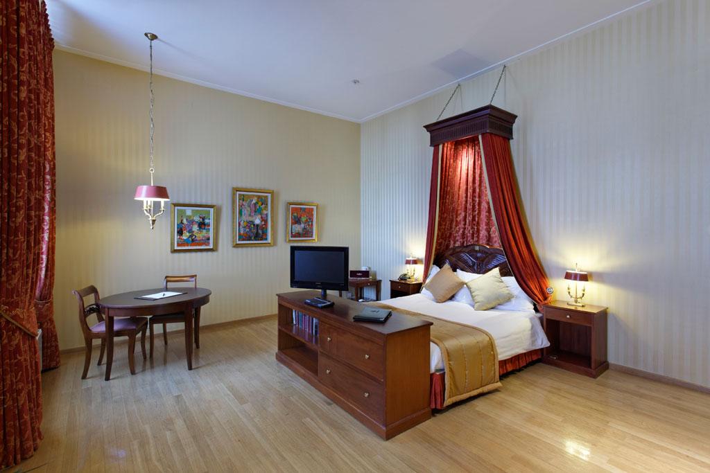 Voorbeeld project Hotel Karel V Totale besparing: EUR 9096,Omschrijving: Hotel kamer met traditie