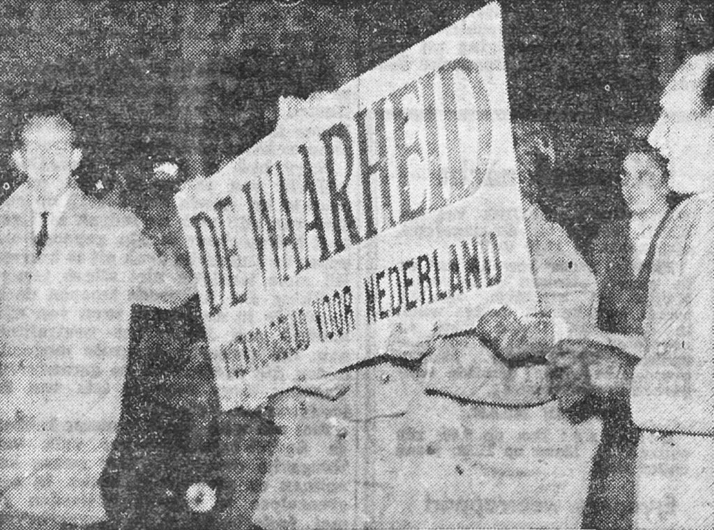 Toelichting Op het bord staat: 'De Waarheid, volksdagblad voor Nederland.' De Waarheid is het partijblad van de CPN (de Communistische Partij van Nederland).