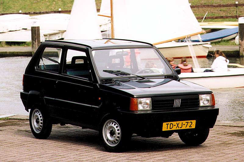 Deze originele Nederlandse personenauto staat sinds 2000 op kenteken, is voorzien van een benzine motor, heeft een maximum