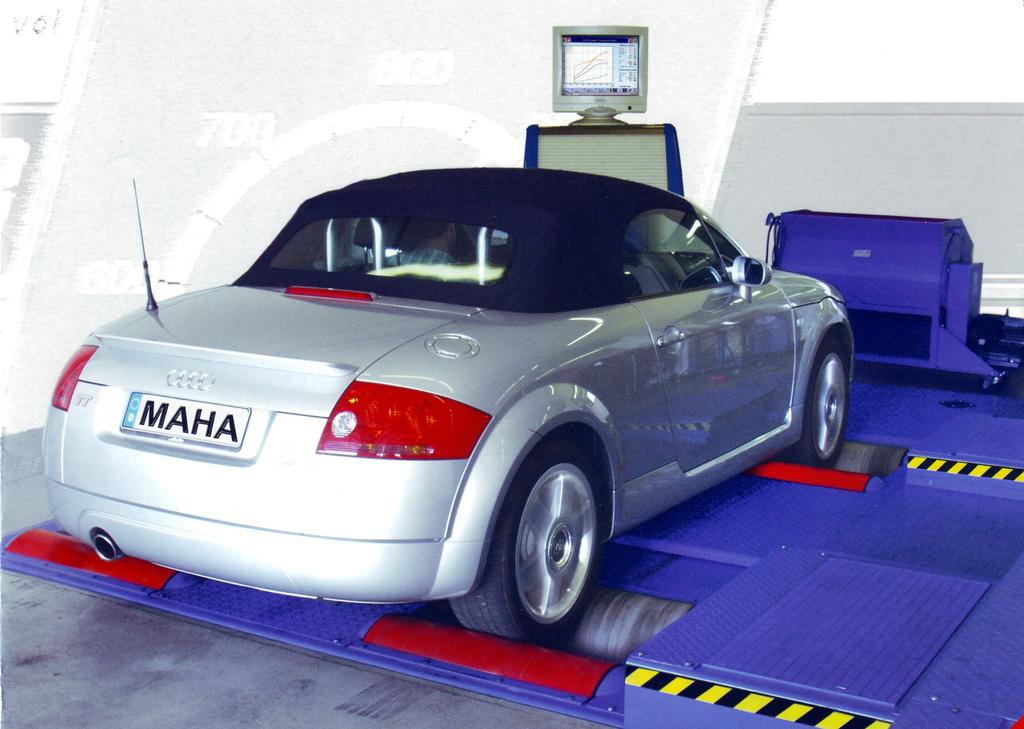 Figuur 9: Een auto geplaatst op een rollenbank volgens het wervelstroomprincipe (foto Maha). ingetrapt gaspedaal.
