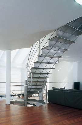 1&2. In dit moderne interieur neemt de trap twee verschillende vormen aan, maar behoudt hij toch in zijn geheel dezelfde stijl. De eerste trap die begint op het gelijkvloers is een spiltrap.