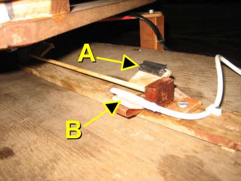 Foto-3-B: Detail magneetschakelaar-b (Foto-3) De magneetschakelaars (reed-contacten) zijn wat hoger geplaatst Foto-4: de
