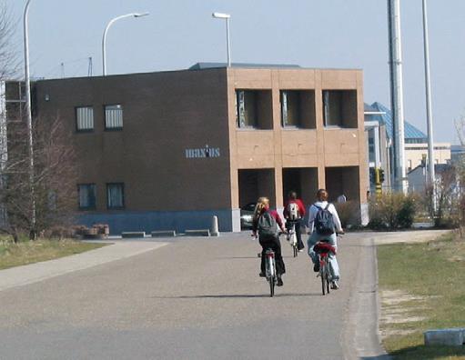 Specifieke bepalingen voor fietsers en bromfietsers Twee fietsers naast elkaar op de rijbaan: -Alleen fietsers, niet de bestuurders van bromfietsen, mogen op de rijbaan met twee naast elkaar rijden,