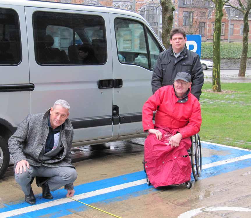 Nieuwe app voor aangepaste parkeerplaatsen voor gehandicapten Veel mensen met een beperking hebben een blauwe parkeerkaart waarmee ze kunnen parkeren op een voorziene plaats.