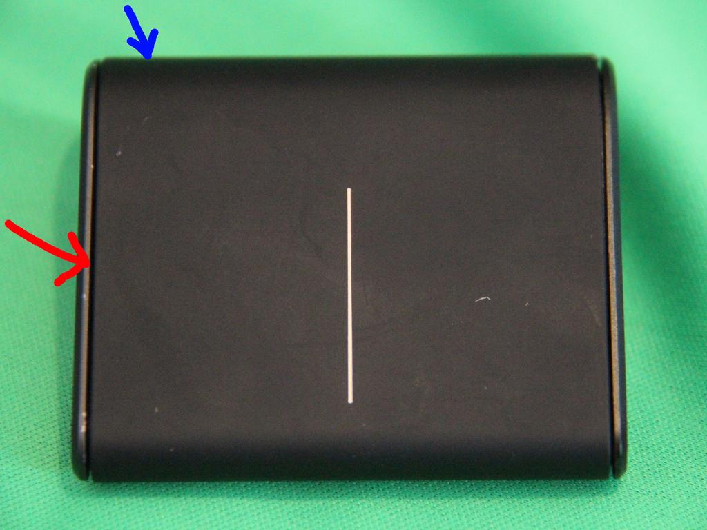 Stap 1 Het herstellen van Microsoft Wedge Touch Mouse Battery Cover behouden Clip Verwijder de batterij als deze nog geïnstalleerd is en laat de batterij klep open.