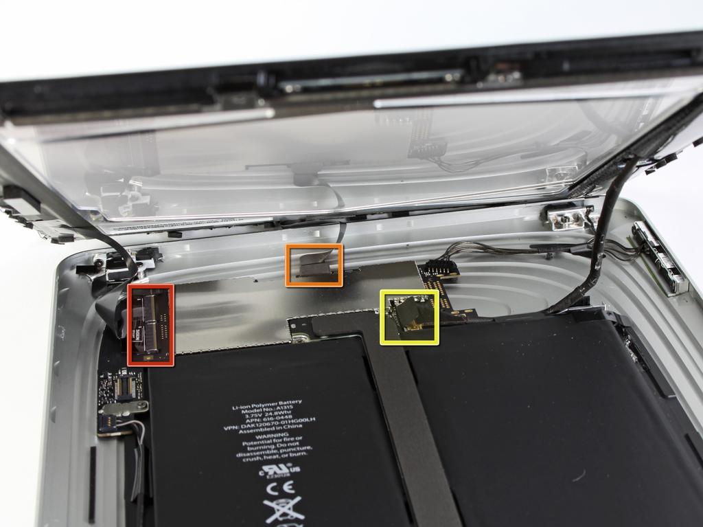 Stap 7 In de volgende stappen, vindt u de drie kabels bevestigen van het beeldscherm aan de printplaat los te