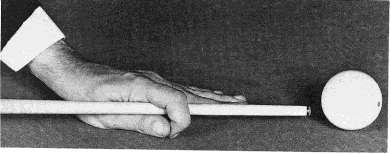 5. De voorhand De voorhand is de hand die op het laken wordt gezet en voor een goede geleiding van de keu moet zorgen, meestal door met de duim en de wijsvinger een ring te vormen.