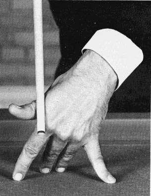 13c. De voorhand bij de piqué en de massé De drie middelste vingers (ringvinger, middelvinger en wijsvinger) steunen op het biljart, terwijl de pink enigszins opzij wordt gezet.