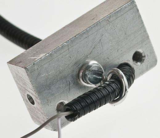 90 ) naar binnen en zet dit met de kabelclip en een cilinderkopschroef (7) vast aan de aluminium rechthoek.