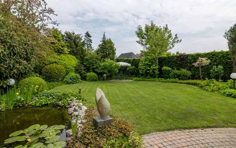 tuin met twee terrassen Vanuit de schuifpui in de woonkamer stap je direct op het grote terras dat grenst aan de mooi aangelegde