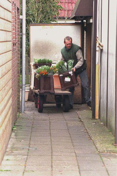 Figuur 1-10: Het gebruik van een kar of steekwagen kan rugklachten voorkomen. Veiligheid Als je in een bloemenwinkel werkt, moet je dat zo veilig mogelijk doen.