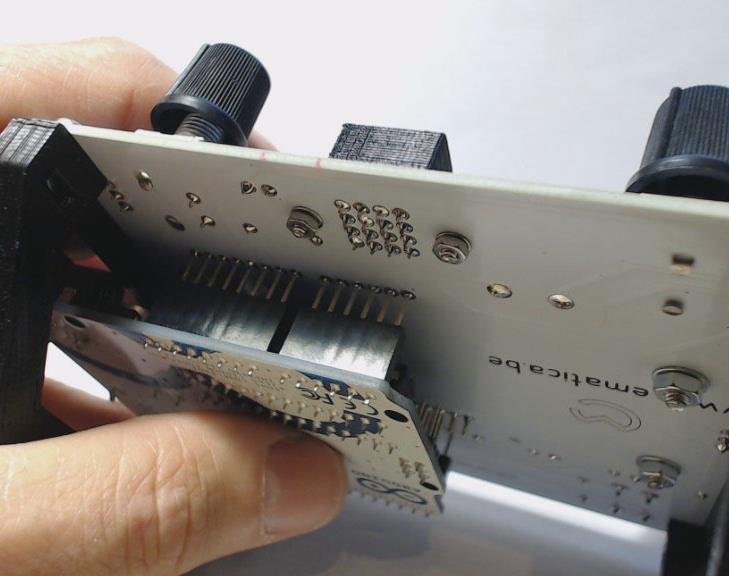 Arduino UNO Positioneer het microcontrollerboard onderaan het edushield, zodat de lange headerpennen