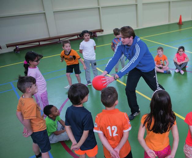 Situatie inschatten: fopbal een bal Alle kinderen staan in een kring met de handen op de rug. Jij staat in het midden en gooit de bal naar een van de kinderen óf je doet alsóf je de bal gooit.