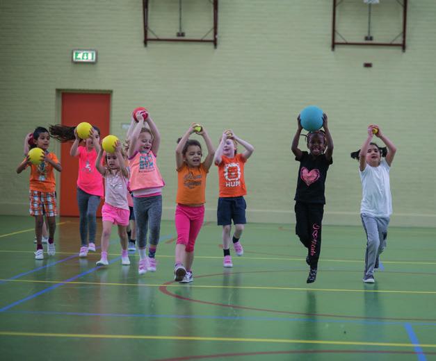 Op verschillende manieren lopen met de bal: balbewegingen een bal voor elk kind Alle leerlingen pakken een bal en gaan aan één kant van de zaal (of het plein) staan.