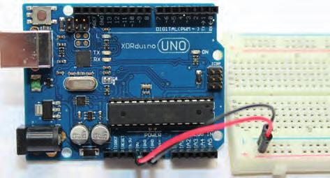 1 Breadboard: de zwart gemarkeerde gaatjes zijn in groepen van vijf doorverbonden, de rood (5 volt) en blauw (GND) gemarkeerde gaatjes zijn voor de voeding.