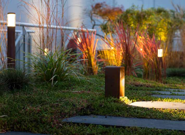Overdag hebben staande lampen een decoratieve functie in de tuin. Vormgeving en kleur spelen daarom assortiment biedt je buitenverlichting in een scala aan kleuren en afwerkingen.