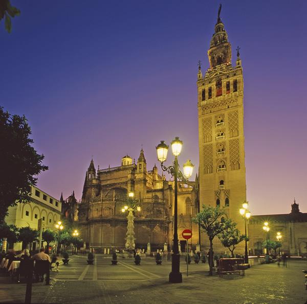 Vlucht van Amsterdam naar Sevilla. U wordt opgewacht voor de transfer naar uw luxe hotel via de brede lanen langs de rivier de Guadalquivir.