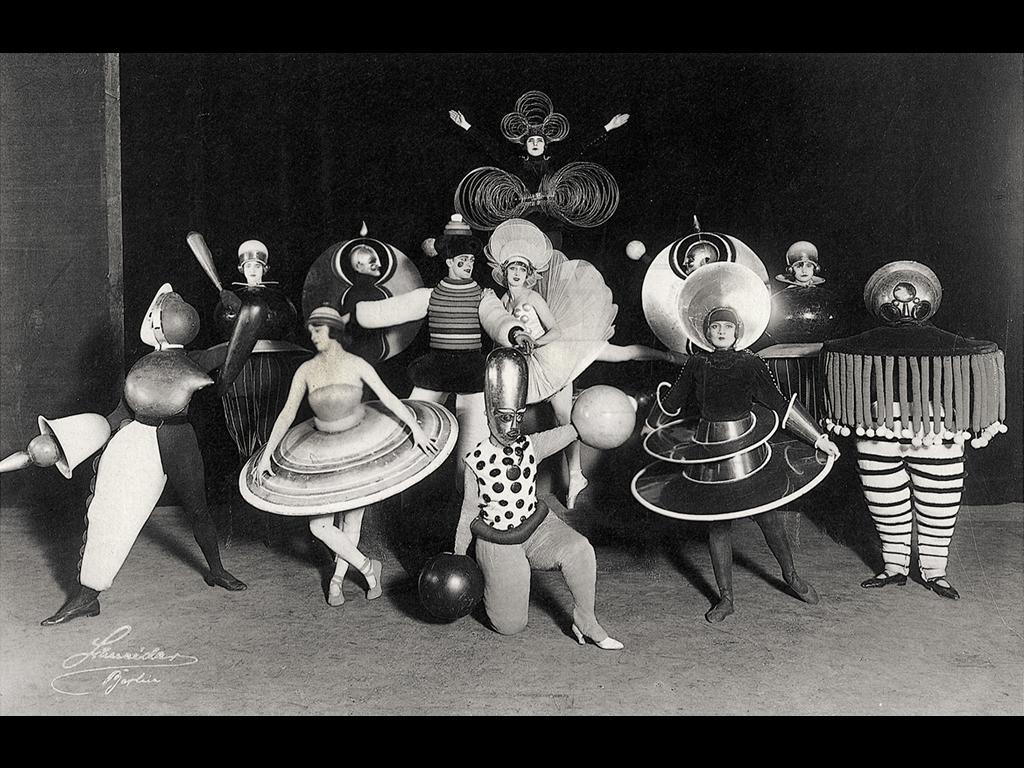 Triadisches Ballett (Triadic Ballet) Ontwikkeld door Oskar Schlemmer. Premiere in Stuttgart op 30 september 1922. Muziek: Paul Hindemith.