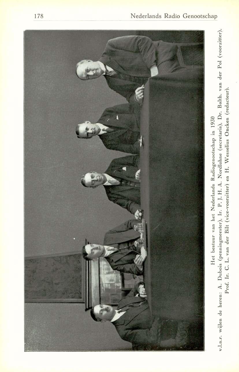 H et bestuur van het N ederlands Radiogenootschap in 1930 v.l.n.r. wijlen de heren: A. D ubois (penningm eester), Ir. P. J. H. A. N ordlohne (secretaris), D r.