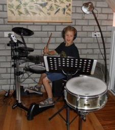 Leerlingenpercussiegroep Roos van Lith Hoi, ik ben Roos van Lith, 8 jaar oud en woon in Breugel. Ik drum al vanaf mijn 7 e jaar. Mijn vader maakt ook muziek, hij speelt trompet.