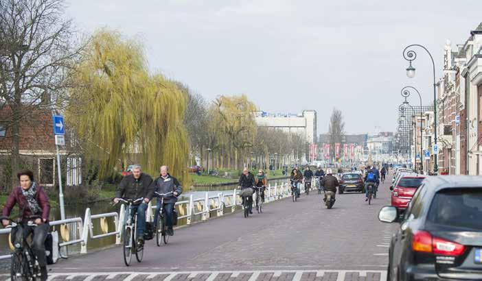 2.1 Hoe staan we er voor? 2.2 Stadsgesprek Utrecht fietst 2.3 Welke route nemen we? 2.4 Doen Links de huidige situatie op de Leidseweg, rechts een impressie hoe deze als fietsstraat wordt ingericht.