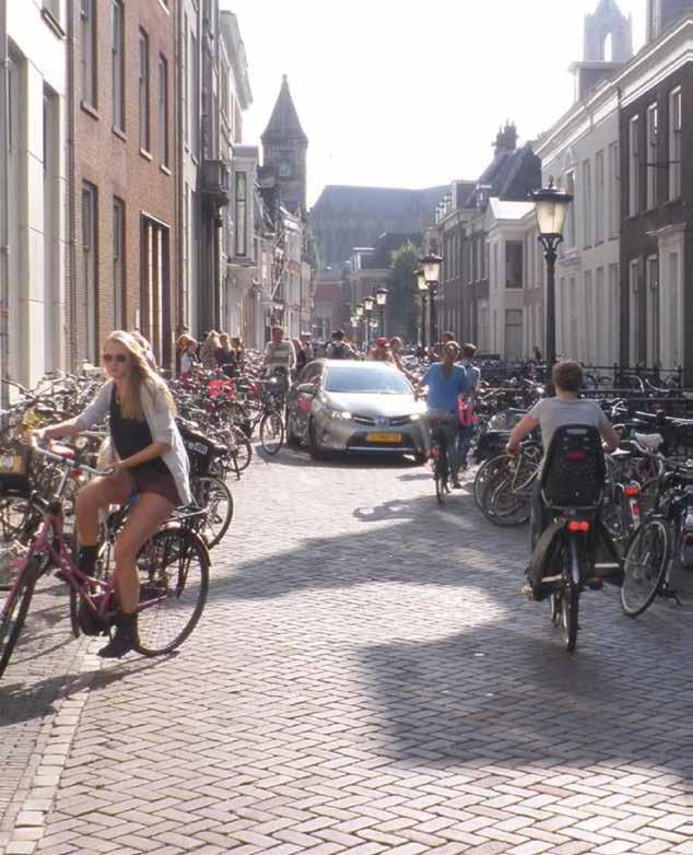 6.1 Hoe staan we er voor? 6.2 Stadsgesprek Utrecht fietst 6.3 Welke route nemen we? 6.4 Doen inwoners van Utrecht over fietsparkeerplekken in de binnenstad is in 2013 (69% tevreden) toegenomen ten opzichte van 2010 (55% tevreden).