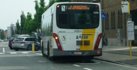 Autobus Een autobus heeft voorrang: vertrekt aan halteplaats in bebouwde kom met richtingsaanwijzers aan De andere