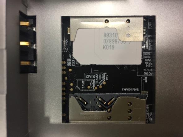 - Leg de terminal de terminal zo neer dat het batterijcompartiment met de SIMhouders er als volgt uitziet.