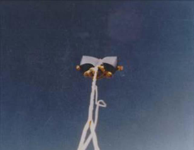 Controle openingsvoortgang Bij een static-line sprong opent de parachute zich in ongeveer drie seconden.