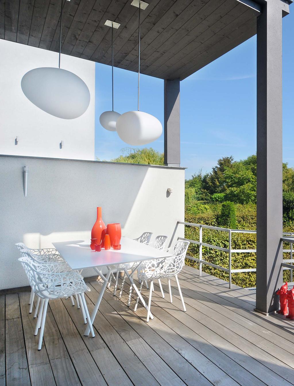 Het overdekte deel van het balkon doet denken aan een woonkamer.