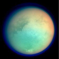 MANEN EN RINGEN: SATURNUS Titan is de enige maan met een dichte atmosfeer.