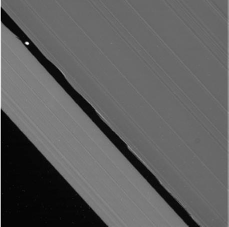 RINGSYSTEMEN Ringen zijn groot maar niet zeer dik; bij Saturnus 100000 km