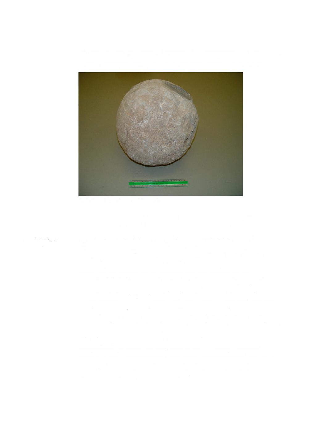 ARCHEOLOGISCHE WAARNEMING MOLENSTRAAT 10 de kogel is niet gelijkmatig afgerond. De steensoort viel niet dadelijk te determineren. Mogelijk is het een zand/kalksteen soort.