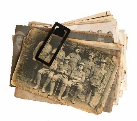 Het dossier bevat foto s en militaire en familiale informatie. Maar ook voor de slachtoffers van wie geen foto terug te vinden is, voert het MMP 1917 een onderzoek.