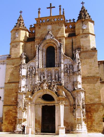 In de namiddag bezoek aan Batalha en haar Nazaré beroemd klooster van Santa Maria da Vitoria, een buitengewoon architecturaal
