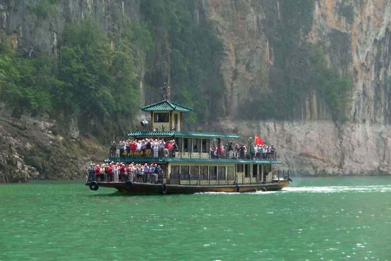 Het water was hier een heldergroene kleur. Het was 1 mei, de eerste dag van een 3- daags feest in China. Het rivierverkeer was erg druk met watertaxi s en rondvaartboten vol met Chinese toeristen.