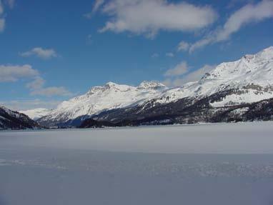 Om kwart over 10 op pad. Het is weer prachtig weer hoewel hier en daar wel een veeg rond een top hangt. Via Pontresina het Val Roseg in.