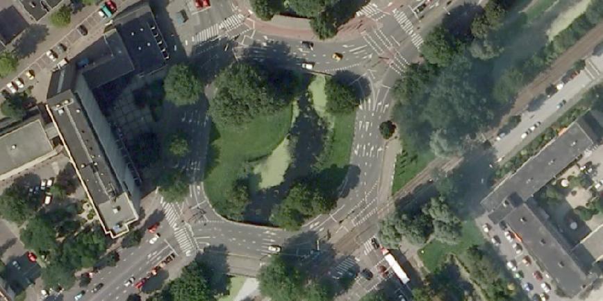 5 03- Erasmusweg Moerweg (K225) 5.1 Situatieschets Het Erasmusplein is een kruispunt in de vorm van een rotonde met vier armen.