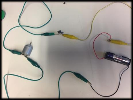 We kregen hiervoor een batterijhouder, een batterij, een schakelaar en een elektromotor.