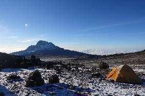 Daar vandaan nemen jullie de bus voor jullie terugreis naar Arusha Villa. Hier ontvangen wij jullie met een heerlijk diner. Na een warme douche of een sprong in het zwembad natuurlijk.