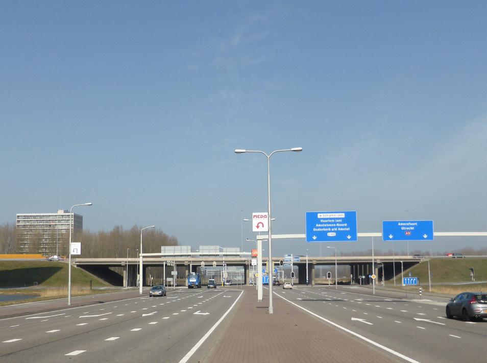 Amsterdam bouw ligt het Bovenlandpad, een langzaamverkeerverbinding onder de A9 tussen