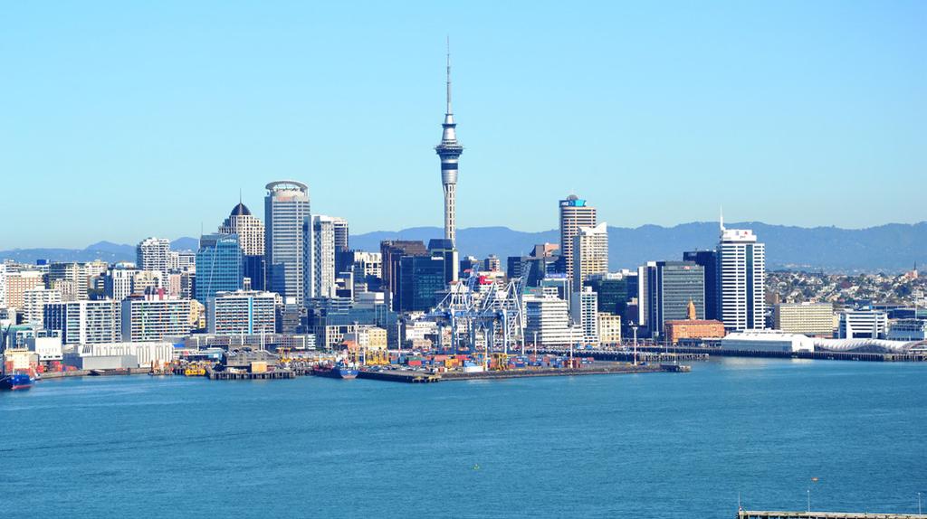 Nadat de douane- en immigratieformaliteiten zijn afgerond en u uw bagage terug heeft, maakt u kennis met uw Nederlandstalige gids. Vertrek voor een stadsrondleiding van Auckland, City of Sails.